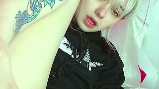 Hot amateur blonde pregnant toying her pussy solo