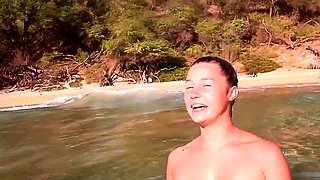 Sensi amateur teen babe posing outdoor