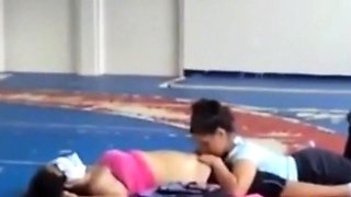 Deux Coquines Surprise au Gymnase - French Amateur Video