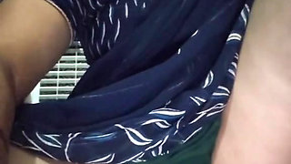 Desi bhabhi ne kursi pe beth ke apni chooth ke maje liye
