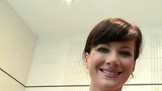 Hot mom Lauren Crist caresses herself in the bath