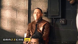 Fetching mona azar carefully picks the right dudes to give her the fuck she is longing for - brazzers