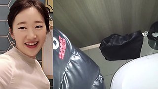 Yi Yuna Parttime Blowjob in a Toilet Enclosure