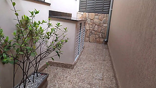 Hot customer asked for cooking gas and was teasing the delivery man (Real video)