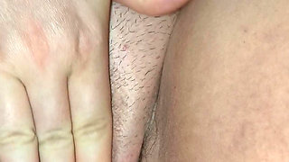 Slut rubs cucumber against her pussy and then makes it for dinner