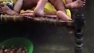 Padosi ki ladki ko pela chupke se jakar
