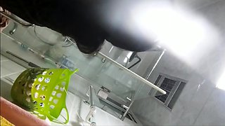 【シャワーを浴びて飲み物を飲む】容姿も気