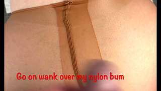 Mrs Mature Feet on the floor being wanked over. 385