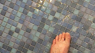 Quick cumshot in the shower