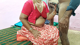 I Took off the Panties of a MILF Who Came to Work at My House and Revealed a Large, Plump Pussy.