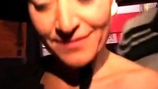 Reife Deutsche Frau hat Gangbang im Kino