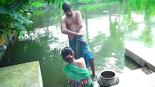 Little step sister ko nahate samye hi pakd ke jabbar dasti pela