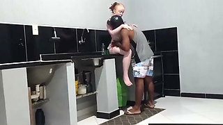 I had sex with a delivery rider and made him fuck me with a lot of sex until he squirted all his sperm on me