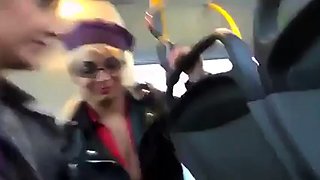 Deutsche Amateure geben Gruppen-Blowjob im Bus