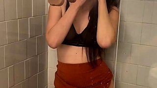 Amateur brunette ariana marie solo toying