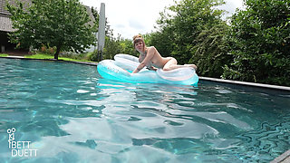 Uncut - Pool Masturbation on Vacation!!