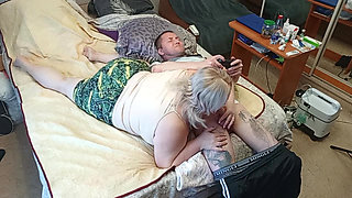 the game of the console ended with a blowjob from the stepmom with swallowing sperm