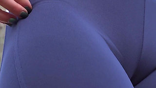 Girl in Yoga Pants Teases Fat Cameltoe Pussy Outdoors
