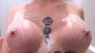 Naomi - Bath time