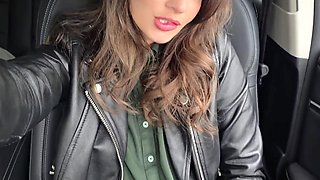 brunette fingering her cucci in the car - Amateur
