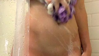 Masturbating amateur cums after solo fun