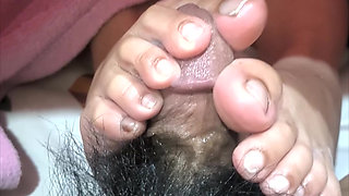 Under The Sheets This Pinay Do Have Talented Toes - 01