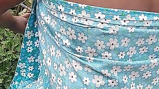 Desi Indian MILF Show Her Amazing Big Boobs and Pussy While She Bathing