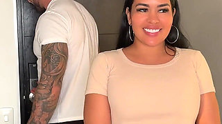 Colombian Girl Dictates Sex She Meets Foreigner and Ends up Fucking Without Condom in Her Apartment