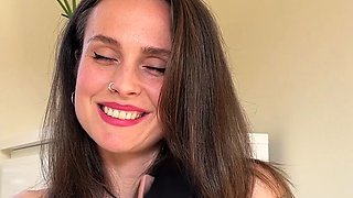 Amateur brunette babe fingering in solo masturbation
