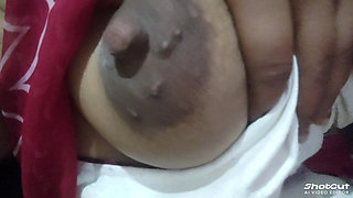 Bhabhi ji desi chuchi chuchi se nikalta doodh