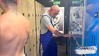 Stepdaddy Itapapixxl Hard Fuck in the Locker Room Hunk John Brachalli