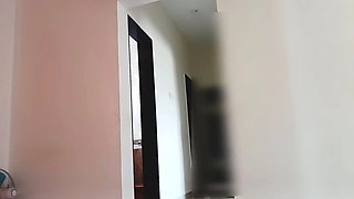 The father-in-law saw the daughter-in-law taking a bath in the bathroom and entered the bathroom and had sex in the bathroom