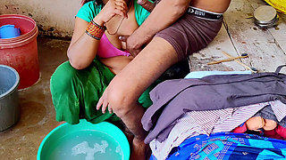 Desi bhabhi ne  bathroom me land chusha
