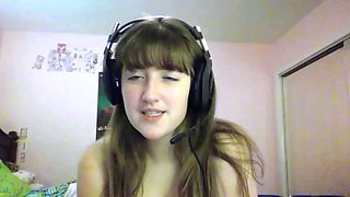 Big boob brunette masturbates on webcam