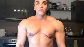 Black mommy is too muscular to stay clothed