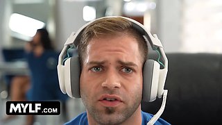 Huge titted brazilian Tokyo Lynn seduces her roommate and makes him jizz deep inwards her milf snatch - momdrips