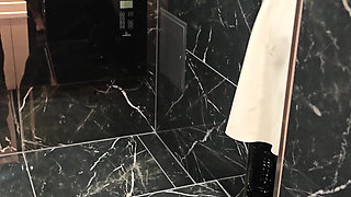 Peeing in the Toilett