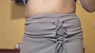 Latina cachonda se desnuda buscando con quien follar