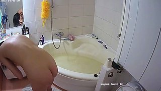 Amateur couple on real hidden cam
