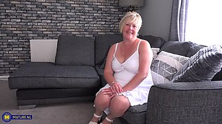 Masturbating British Curvy Cougar Chantelle With Her Big Ass Loves To Get Wet