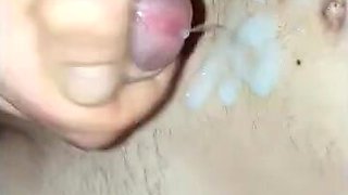 Lars Damberger wichst in pinker Satin frauenunterwäsche