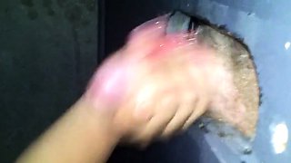 Svenska Hustruns Glory Hole Handjob