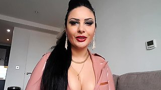 Close up MILF masturbation