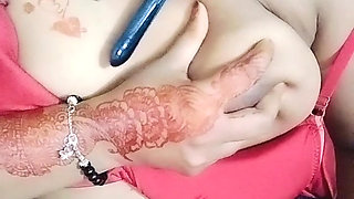 Desi's real bhabi pussy is squirming.