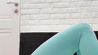 Flexy Yoga Flow in Tight Blue Leggings