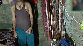 Secret sex in broad daylight, brother-in-law entered the sister-in-law's room and persuaded the sister-in-law to her, then sucked the nipples, choosing the sister-in-law, the sister-in-law landed the muscle and stood up to the doctor.