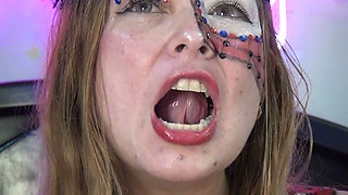 Spider-girl's Extreme Swallowing Challenge! Huge Edible Spiders