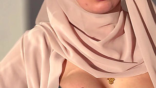 Hijabi Aliyah Gives You Cum Eating Instructions