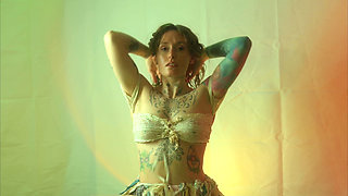 Insatiable Lola Takes 19 Inch Alien Monster